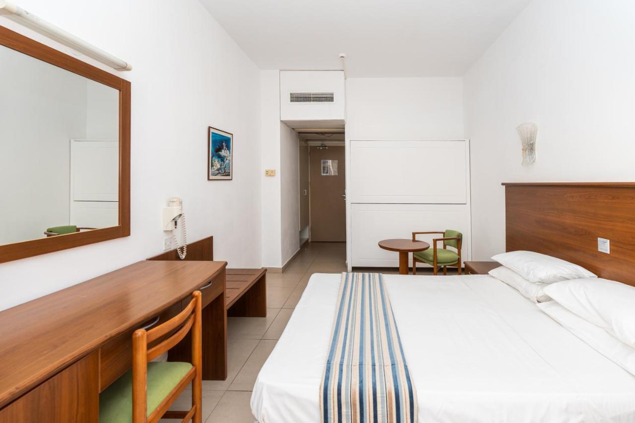 Adelais Bay Hotel Протарас Екстериор снимка
