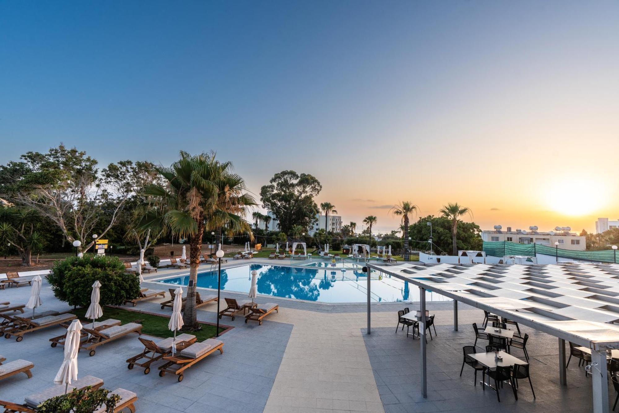 Adelais Bay Hotel Протарас Екстериор снимка