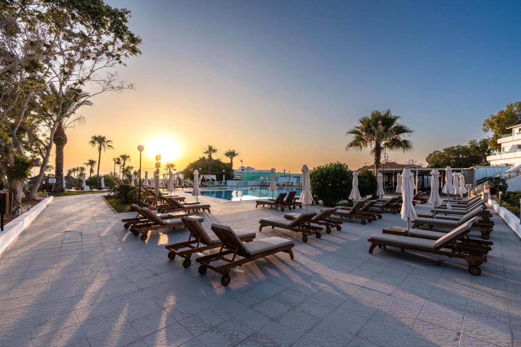 Adelais Bay Hotel Протарас Екстериор снимка