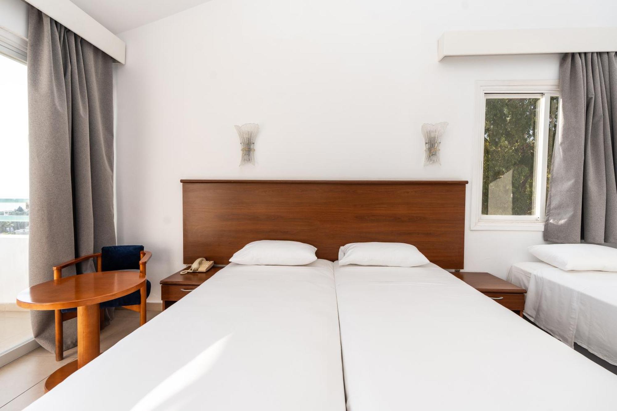Adelais Bay Hotel Протарас Екстериор снимка