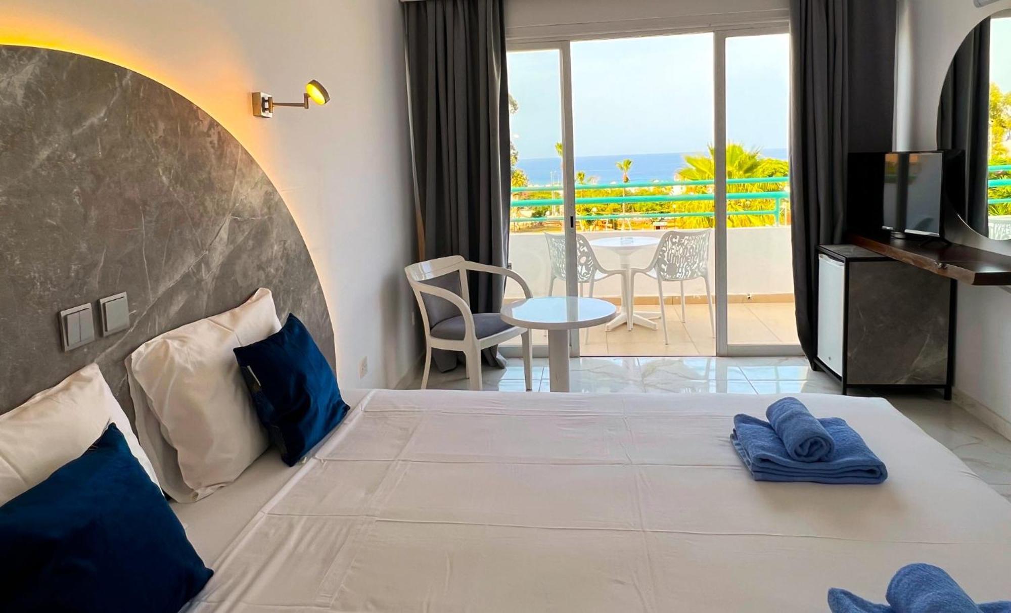 Adelais Bay Hotel Протарас Екстериор снимка