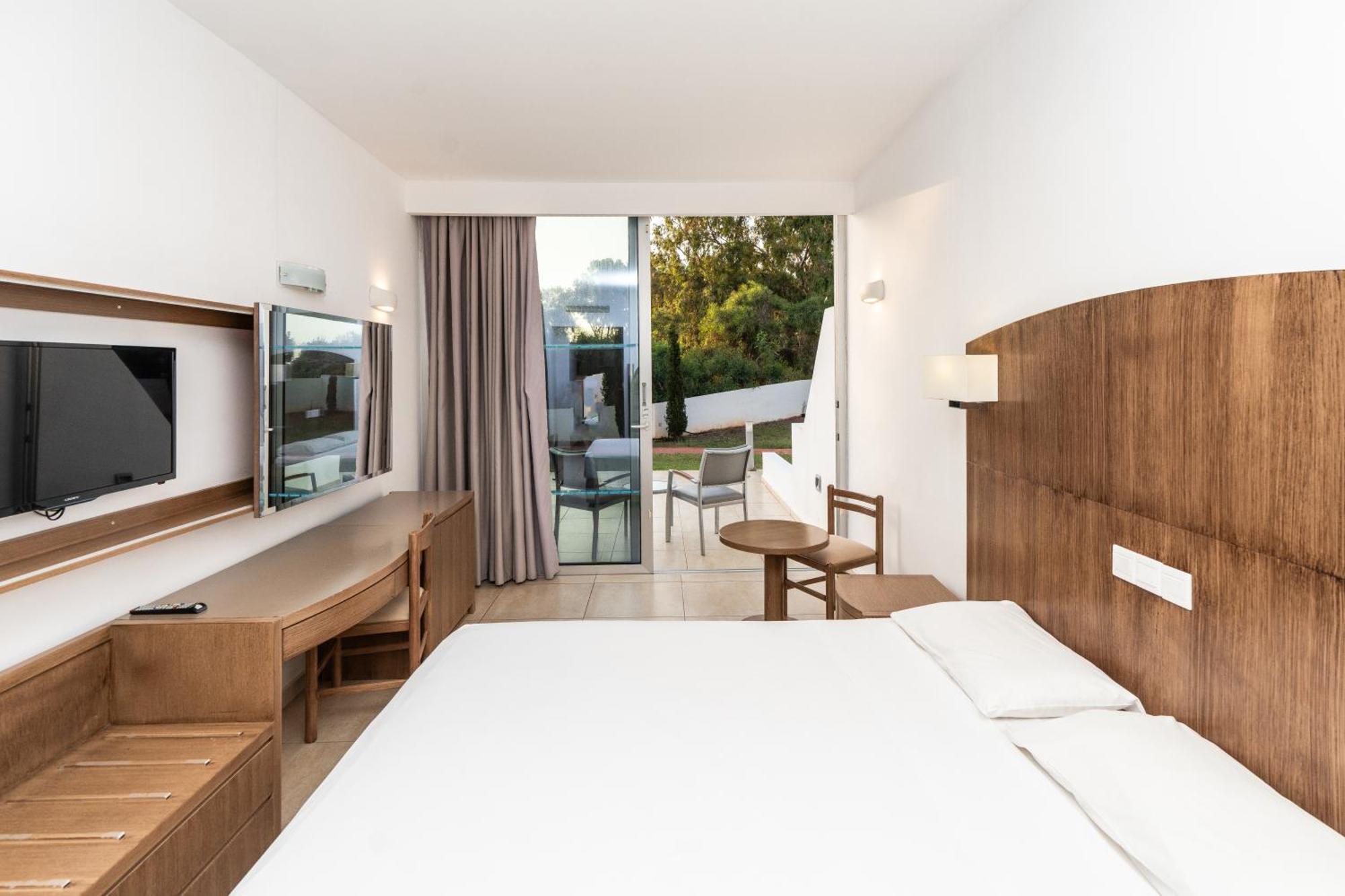 Adelais Bay Hotel Протарас Екстериор снимка