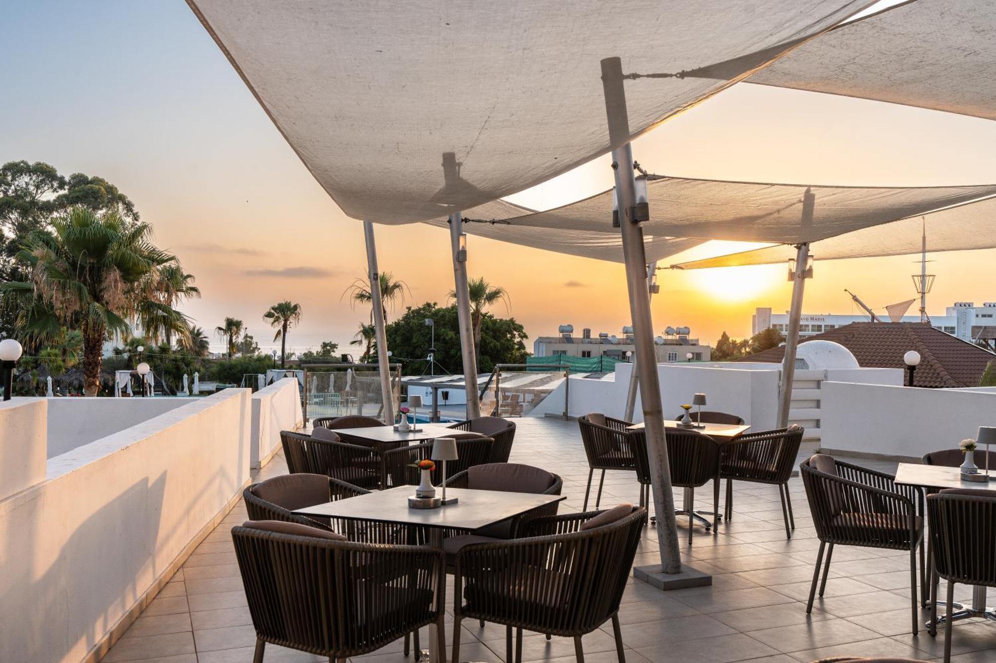 Adelais Bay Hotel Протарас Екстериор снимка